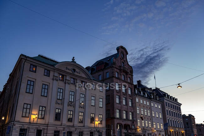 Low angle view of building at sunset — Photo de stock