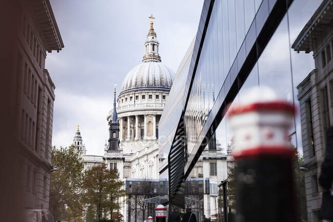 St. Paul's Cathedral behind building in London, England — Stock Photo