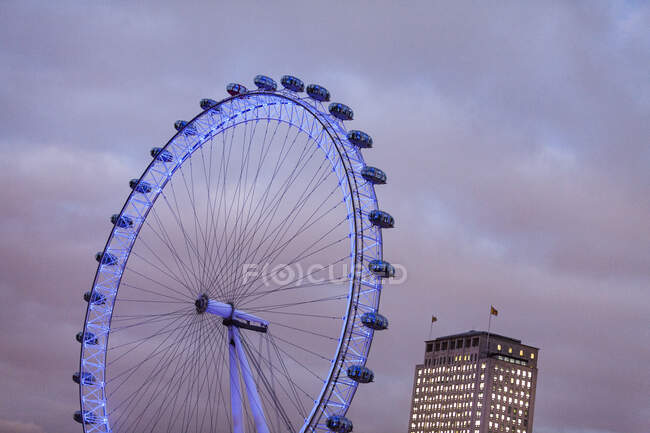 Low angle view of the London Eye in London, England — Fotografia de Stock