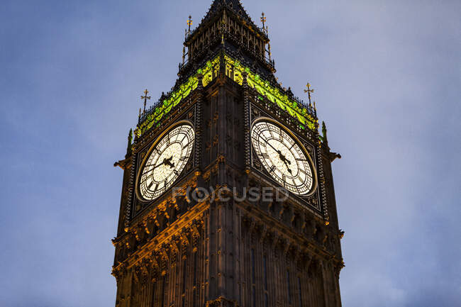 Vista de bajo ángulo del Big Ben en Londres, Inglaterra - foto de stock