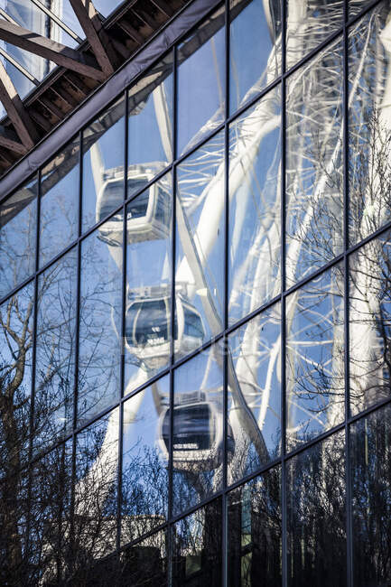 Reflection of London Eye in windows of building — Stockfoto