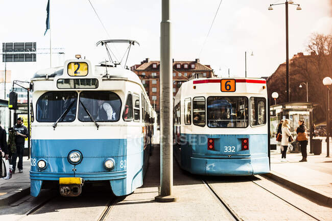 Zwei blaue Straßenbahnen in Schweden — Stockfoto