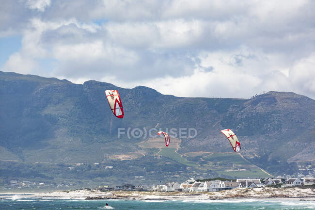 Kiteboarders on sea in Cape Town, South Africa — Photo de stock
