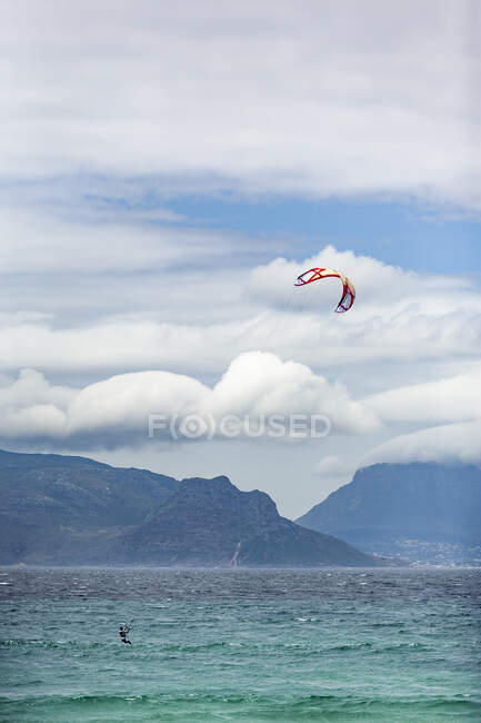 Kiteboarding no mar na Cidade do Cabo, África do Sul — Fotografia de Stock