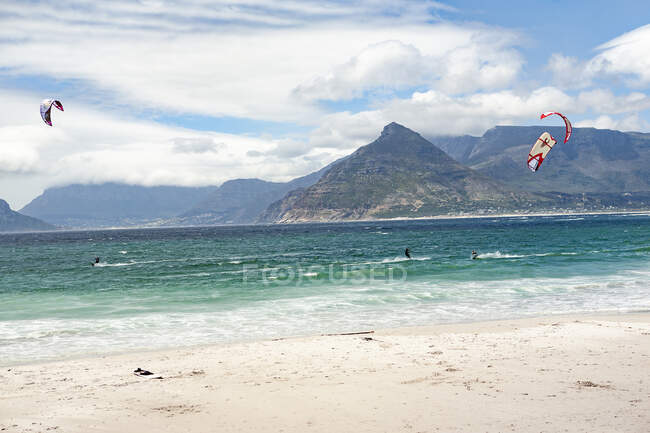 Kiteboarders on sea in Cape Town, South Africa — Fotografia de Stock
