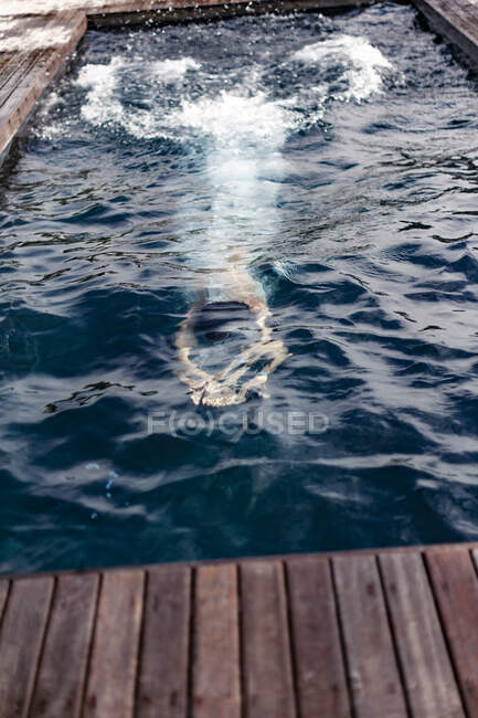 Donna che nuota in piccola piscina — Foto stock