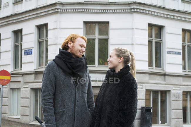 Smiling young couple in street — Stock Photo