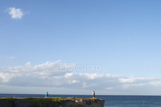 Family on cliff by sea — Foto stock