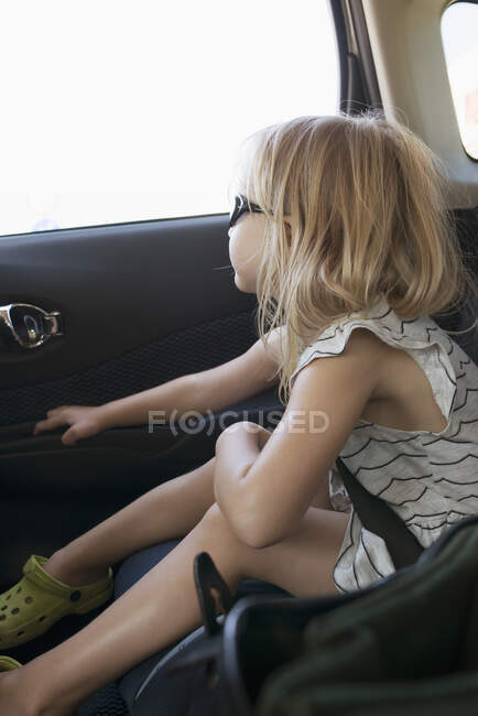 Chica sentada en el asiento del coche - foto de stock