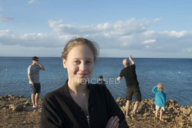Девочка-кузнец с семьей на море — стоковое фото