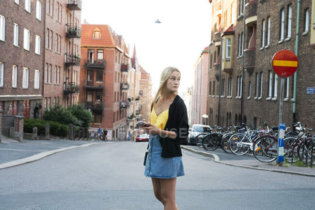 Молода жінка на міській вулиці — стокове фото