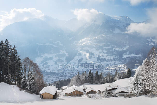 Cabins in snow on mountain — Foto stock