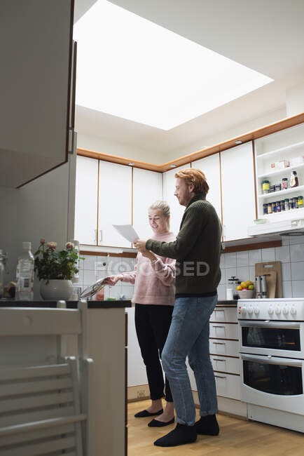 Young couple in apartment kitchen — Fotografia de Stock