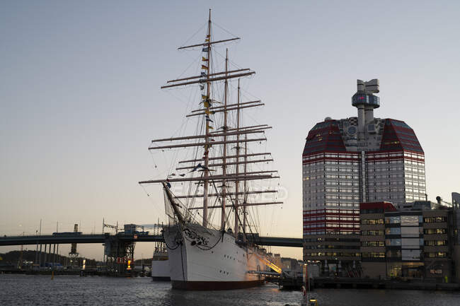Tall ship in sea by Lilla Bommen at sunset in Gothenburg, Sweden — Stockfoto
