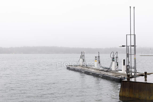 Bombas de combustível em molhe no Mar Báltico, Arkosund, Suécia — Fotografia de Stock