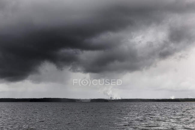 Nuvole di tempesta sul lago di Glan, Svezia — Foto stock