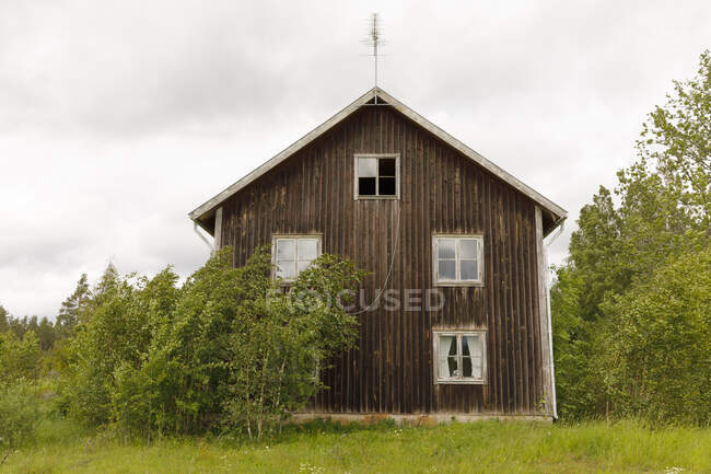 Заброшенный деревянный дом в Нарке, Швеция — стоковое фото