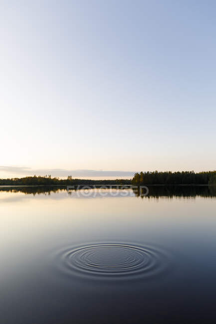 Ondulations sur Stora Kiren au coucher du soleil en Suède — Photo de stock