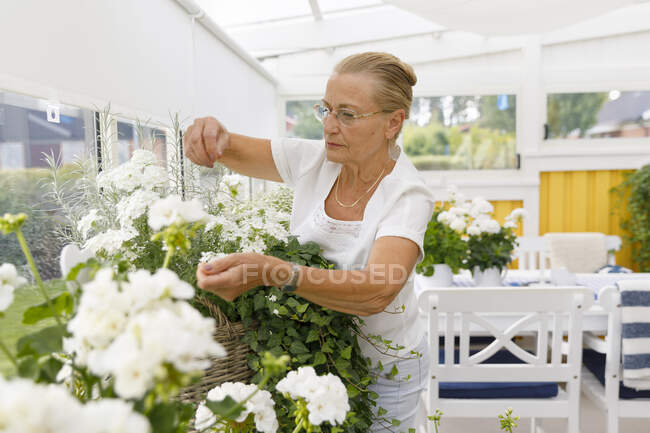 Retrato de jardinería de mujer mayor - foto de stock