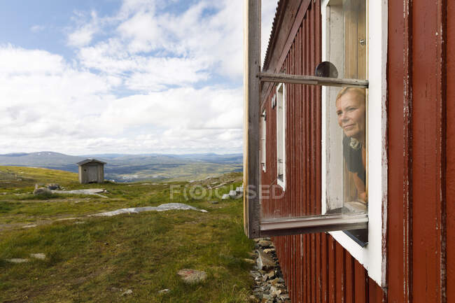 Woman looking out cabin window — Foto stock