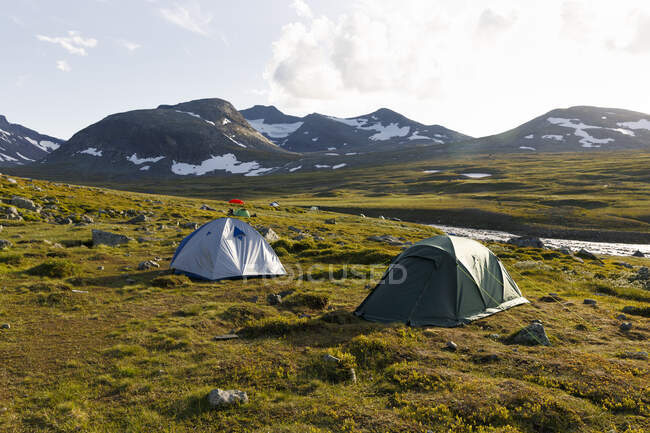 Tents by mountains in Jamtland, Sweden - foto de stock