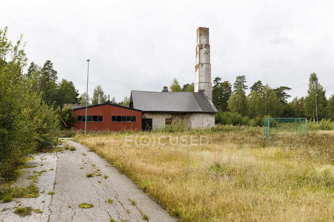 Залишений завод на сільській місцевості — стокове фото