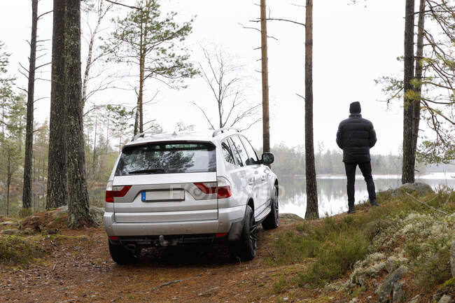 Ban with car by lake — Foto stock