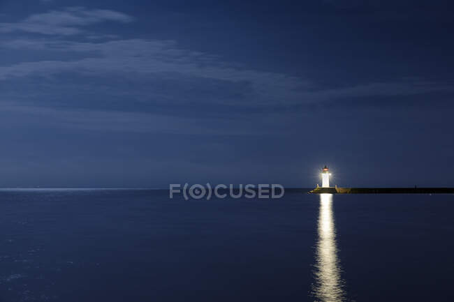 Lighthouse on Lake Vattern at night in Sweden — Stockfoto