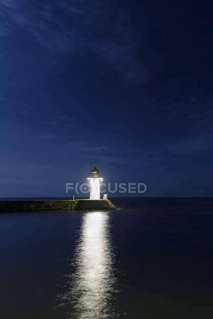 Lighthouse on Lake Vattern at night in Sweden — Foto stock