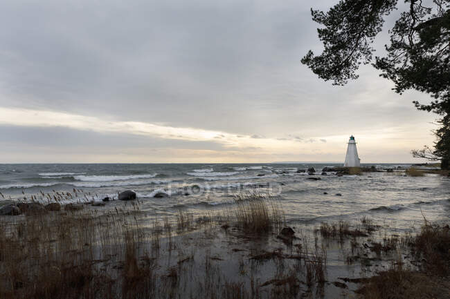 Faro sul lago di Vattern a Karlsborg, Svezia — Foto stock