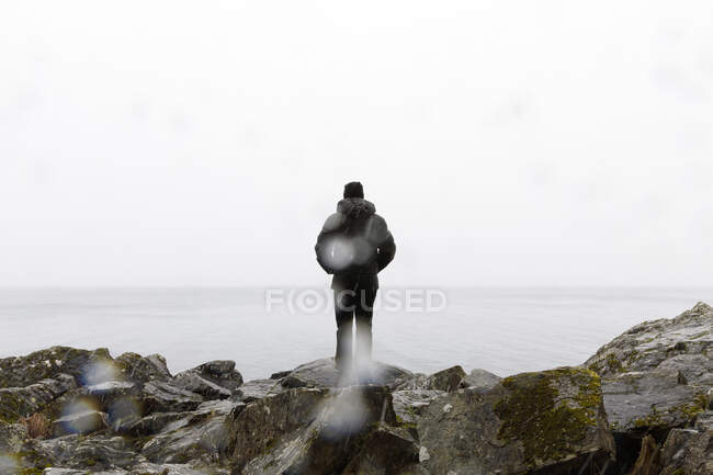 Человек, стоящий у озера Ваттерн в Швеции — стоковое фото