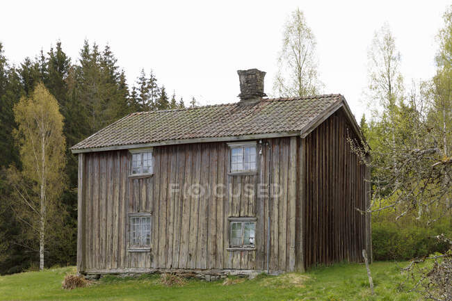 Scenic view of Wooden cabin — Photo de stock