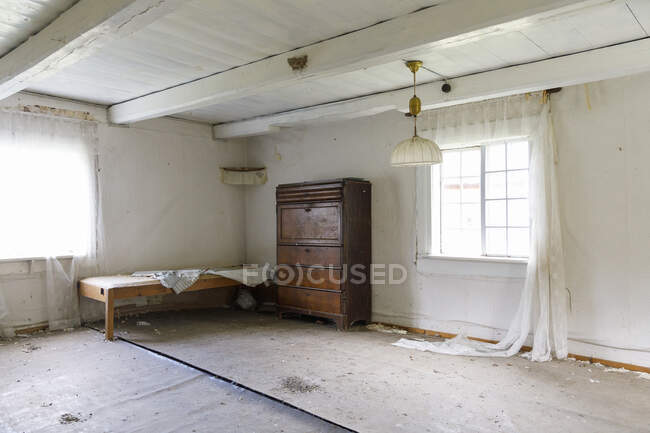 Bed and drawers in abandoned building — Stock Photo