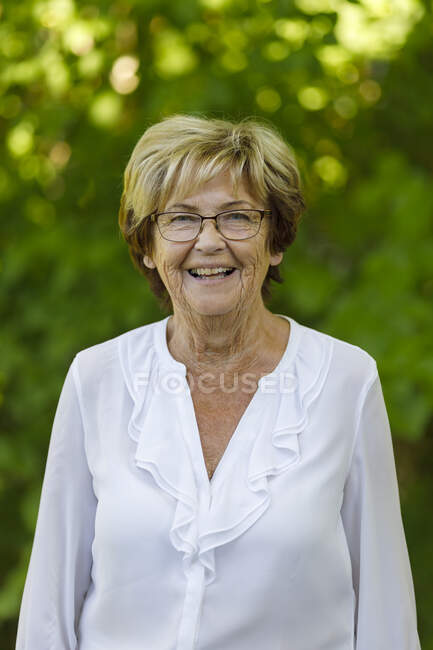 Портрет улыбающейся пожилой женщины — стоковое фото