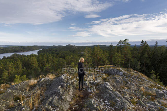 Senderismo femenino en la Reserva Natural de Sorknatten, Suecia - foto de stock