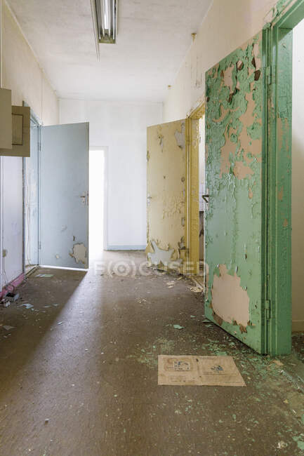 Corridor in abandoned mental hospital - foto de stock