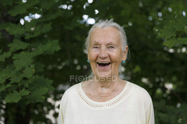 Сміються над портретом старшої жінки. — стокове фото