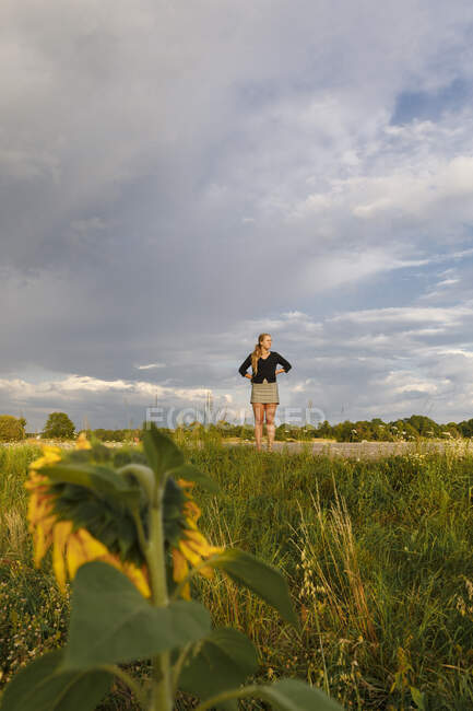 Young woman and sunflower - foto de stock