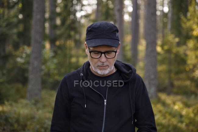 Man in forest portrait — Photo de stock