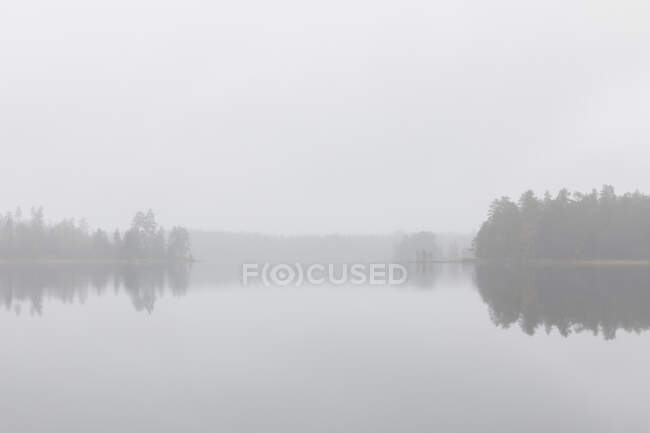 Stora Skiren See im Nebel in Schweden — Stockfoto