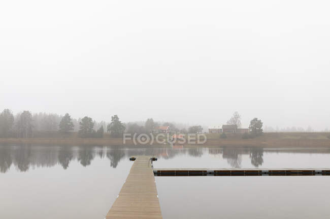 Scenic view of pier on lake — Photo de stock