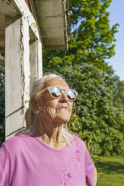 Donna anziana con occhiali da sole — Foto stock