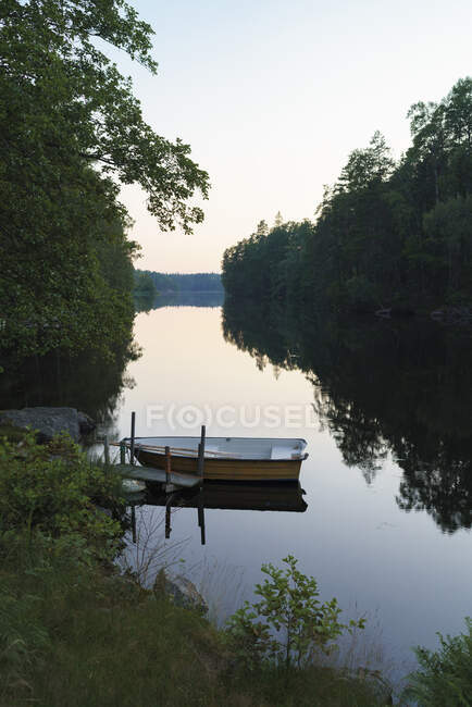 Живописный вид на лодку на озере — стоковое фото