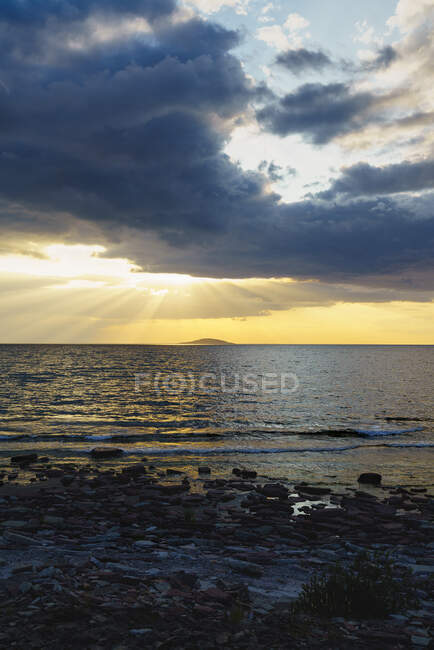 Vue panoramique sur la plage au coucher du soleil — Photo de stock