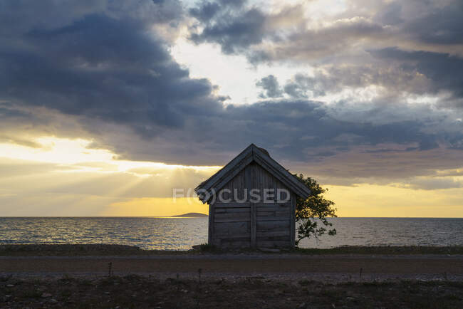 Cabine en bord de mer au coucher du soleil — Photo de stock