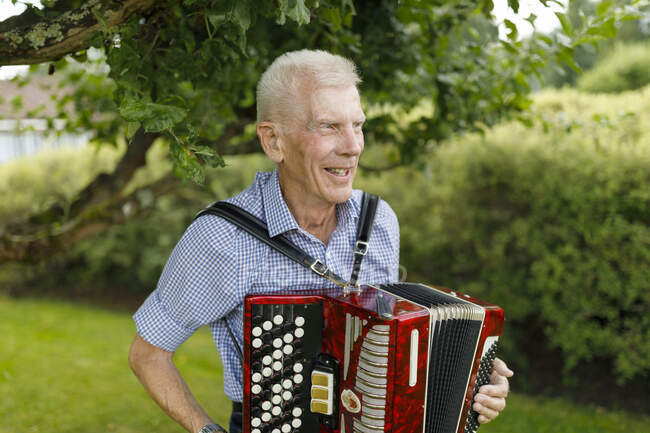 Senior man playing accordion — Foto stock