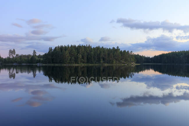Nuvens refletidas no lago — Fotografia de Stock