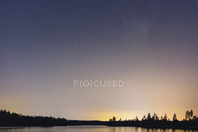 Живописный вид на озеро на закате — стоковое фото