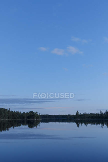Nubes reflejadas en el lago - foto de stock
