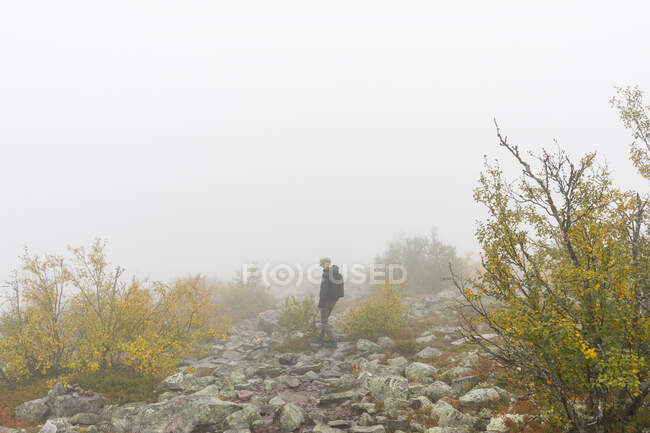 Woman hiking in fog — Fotografia de Stock